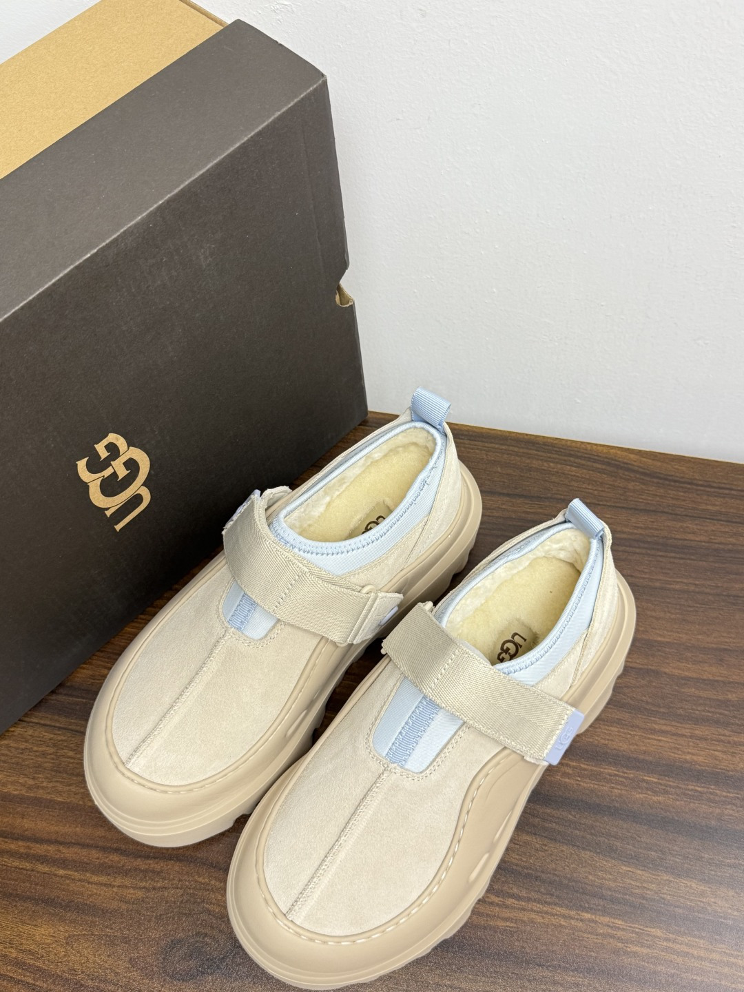 UGG Sienna 厚底粘扣一脚蹬​​，近两年比较火的" 勃肯风厚底鞋 "品类，翻毛皮/麂皮鞋面 + 宽魔术贴横带 +