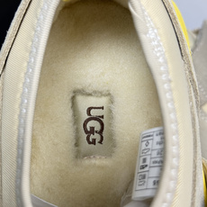 UGG Sienna 厚底粘扣一脚蹬,近两年比较火的" 勃肯风厚底鞋 "品类,翻毛皮/麂皮鞋面 + 宽魔术贴横带 + UGG Sienna 厚底粘扣一脚蹬,近两年比较火的" 勃肯风厚底鞋 "品类,翻毛皮/麂皮鞋面 + 宽魔术贴横带 +