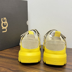 UGG Sienna 厚底粘扣一脚蹬,近两年比较火的" 勃肯风厚底鞋 "品类,翻毛皮/麂皮鞋面 + 宽魔术贴横带 + UGG Sienna 厚底粘扣一脚蹬,近两年比较火的" 勃肯风厚底鞋 "品类,翻毛皮/麂皮鞋面 + 宽魔术贴横带 +