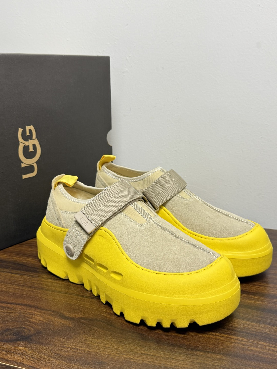 UGG Sienna 厚底粘扣一脚蹬​​，近两年比较火的" 勃肯风厚底鞋 "品类，翻毛皮/麂皮鞋面 + 宽魔术贴横带 +