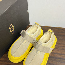 UGG Sienna 厚底粘扣一脚蹬,近两年比较火的" 勃肯风厚底鞋 "品类,翻毛皮/麂皮鞋面 + 宽魔术贴横带 + UGG Sienna 厚底粘扣一脚蹬,近两年比较火的" 勃肯风厚底鞋 "品类,翻毛皮/麂皮鞋面 + 宽魔术贴横带 +