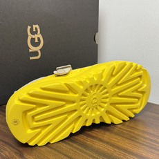 UGG Sienna 厚底粘扣一脚蹬,近两年比较火的" 勃肯风厚底鞋 "品类,翻毛皮/麂皮鞋面 + 宽魔术贴横带 + UGG Sienna 厚底粘扣一脚蹬,近两年比较火的" 勃肯风厚底鞋 "品类,翻毛皮/麂皮鞋面 + 宽魔术贴横带 +
