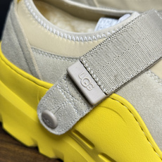 UGG Sienna 厚底粘扣一脚蹬,近两年比较火的" 勃肯风厚底鞋 "品类,翻毛皮/麂皮鞋面 + 宽魔术贴横带 + UGG Sienna 厚底粘扣一脚蹬,近两年比较火的" 勃肯风厚底鞋 "品类,翻毛皮/麂皮鞋面 + 宽魔术贴横带 +