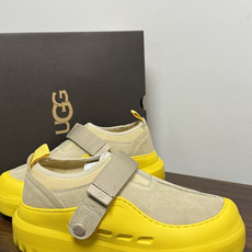 UGG Sienna 厚底粘扣一脚蹬,近两年比较火的" 勃肯风厚底鞋 "品类,翻毛皮/麂皮鞋面 + 宽魔术贴横带 + UGG Sienna 厚底粘扣一脚蹬,近两年比较火的" 勃肯风厚底鞋 "品类,翻毛皮/麂皮鞋面 + 宽魔术贴横带 +