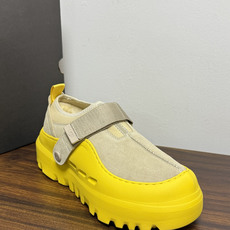 UGG Sienna 厚底粘扣一脚蹬,近两年比较火的" 勃肯风厚底鞋 "品类,翻毛皮/麂皮鞋面 + 宽魔术贴横带 + UGG Sienna 厚底粘扣一脚蹬,近两年比较火的" 勃肯风厚底鞋 "品类,翻毛皮/麂皮鞋面 + 宽魔术贴横带 +