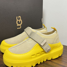 UGG Sienna 厚底粘扣一脚蹬,近两年比较火的" 勃肯风厚底鞋 "品类,翻毛皮/麂皮鞋面 + 宽魔术贴横带 + UGG Sienna 厚底粘扣一脚蹬,近两年比较火的" 勃肯风厚底鞋 "品类,翻毛皮/麂皮鞋面 + 宽魔术贴横带 +