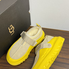 UGG Sienna 厚底粘扣一脚蹬,近两年比较火的" 勃肯风厚底鞋 "品类,翻毛皮/麂皮鞋面 + 宽魔术贴横带 + UGG Sienna 厚底粘扣一脚蹬,近两年比较火的" 勃肯风厚底鞋 "品类,翻毛皮/麂皮鞋面 + 宽魔术贴横带 +