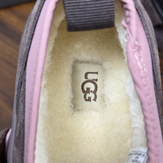 UGG Sienna 厚底粘扣一脚蹬,近两年比较火的" 勃肯风厚底鞋 "品类,翻毛皮/麂皮鞋面 + 宽魔术贴横带 + UGG Sienna 厚底粘扣一脚蹬,近两年比较火的" 勃肯风厚底鞋 "品类,翻毛皮/麂皮鞋面 + 宽魔术贴横带 +