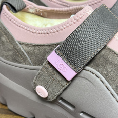 UGG Sienna 厚底粘扣一脚蹬,近两年比较火的" 勃肯风厚底鞋 "品类,翻毛皮/麂皮鞋面 + 宽魔术贴横带 + UGG Sienna 厚底粘扣一脚蹬,近两年比较火的" 勃肯风厚底鞋 "品类,翻毛皮/麂皮鞋面 + 宽魔术贴横带 +