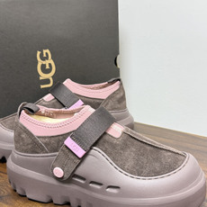 UGG Sienna 厚底粘扣一脚蹬,近两年比较火的" 勃肯风厚底鞋 "品类,翻毛皮/麂皮鞋面 + 宽魔术贴横带 + UGG Sienna 厚底粘扣一脚蹬,近两年比较火的" 勃肯风厚底鞋 "品类,翻毛皮/麂皮鞋面 + 宽魔术贴横带 +
