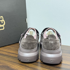 UGG Sienna 厚底粘扣一脚蹬,近两年比较火的" 勃肯风厚底鞋 "品类,翻毛皮/麂皮鞋面 + 宽魔术贴横带 + UGG Sienna 厚底粘扣一脚蹬,近两年比较火的" 勃肯风厚底鞋 "品类,翻毛皮/麂皮鞋面 + 宽魔术贴横带 +
