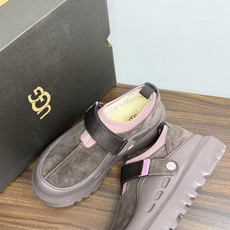 UGG Sienna 厚底粘扣一脚蹬,近两年比较火的" 勃肯风厚底鞋 "品类,翻毛皮/麂皮鞋面 + 宽魔术贴横带 + UGG Sienna 厚底粘扣一脚蹬,近两年比较火的" 勃肯风厚底鞋 "品类,翻毛皮/麂皮鞋面 + 宽魔术贴横带 +