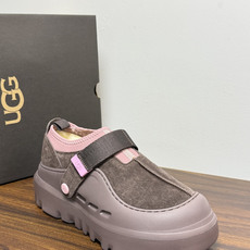 UGG Sienna 厚底粘扣一脚蹬,近两年比较火的" 勃肯风厚底鞋 "品类,翻毛皮/麂皮鞋面 + 宽魔术贴横带 + UGG Sienna 厚底粘扣一脚蹬,近两年比较火的" 勃肯风厚底鞋 "品类,翻毛皮/麂皮鞋面 + 宽魔术贴横带 +