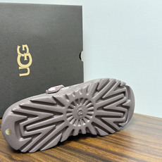 UGG Sienna 厚底粘扣一脚蹬,近两年比较火的" 勃肯风厚底鞋 "品类,翻毛皮/麂皮鞋面 + 宽魔术贴横带 + UGG Sienna 厚底粘扣一脚蹬,近两年比较火的" 勃肯风厚底鞋 "品类,翻毛皮/麂皮鞋面 + 宽魔术贴横带 +