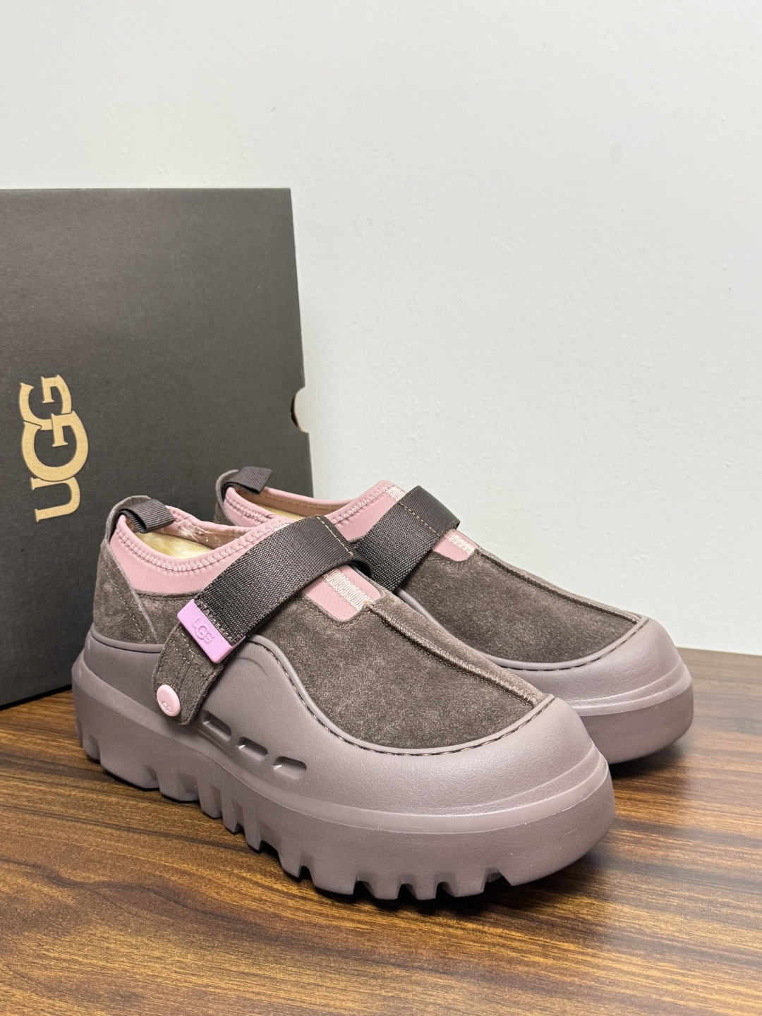 UGG Sienna 厚底粘扣一脚蹬​​，近两年比较火的" 勃肯风厚底鞋 "品类，翻毛皮/麂皮鞋面 + 宽魔术贴横带 +