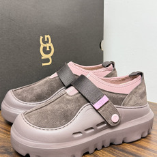 UGG Sienna 厚底粘扣一脚蹬,近两年比较火的" 勃肯风厚底鞋 "品类,翻毛皮/麂皮鞋面 + 宽魔术贴横带 + UGG Sienna 厚底粘扣一脚蹬,近两年比较火的" 勃肯风厚底鞋 "品类,翻毛皮/麂皮鞋面 + 宽魔术贴横带 +