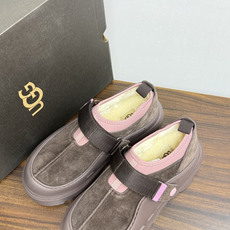 UGG Sienna 厚底粘扣一脚蹬,近两年比较火的" 勃肯风厚底鞋 "品类,翻毛皮/麂皮鞋面 + 宽魔术贴横带 + UGG Sienna 厚底粘扣一脚蹬,近两年比较火的" 勃肯风厚底鞋 "品类,翻毛皮/麂皮鞋面 + 宽魔术贴横带 +