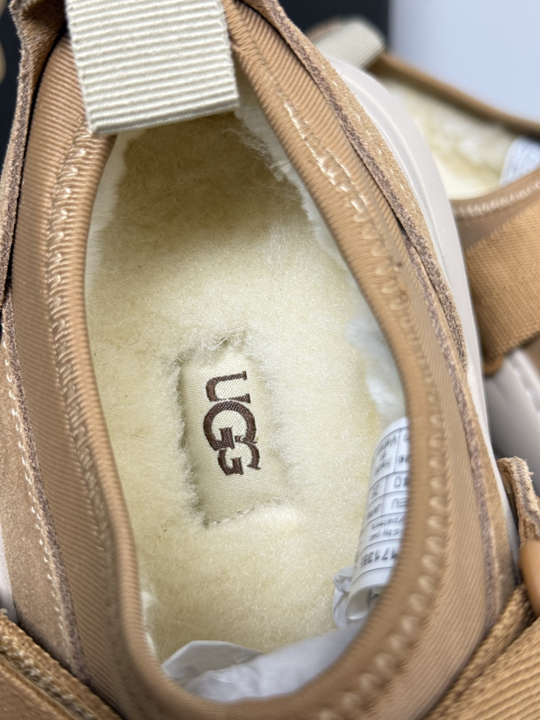 UGG Sienna 厚底粘扣一脚蹬​​，近两年比较火的" 勃肯风厚底鞋 "品类，翻毛皮/麂皮鞋面 + 宽魔术贴横带 +