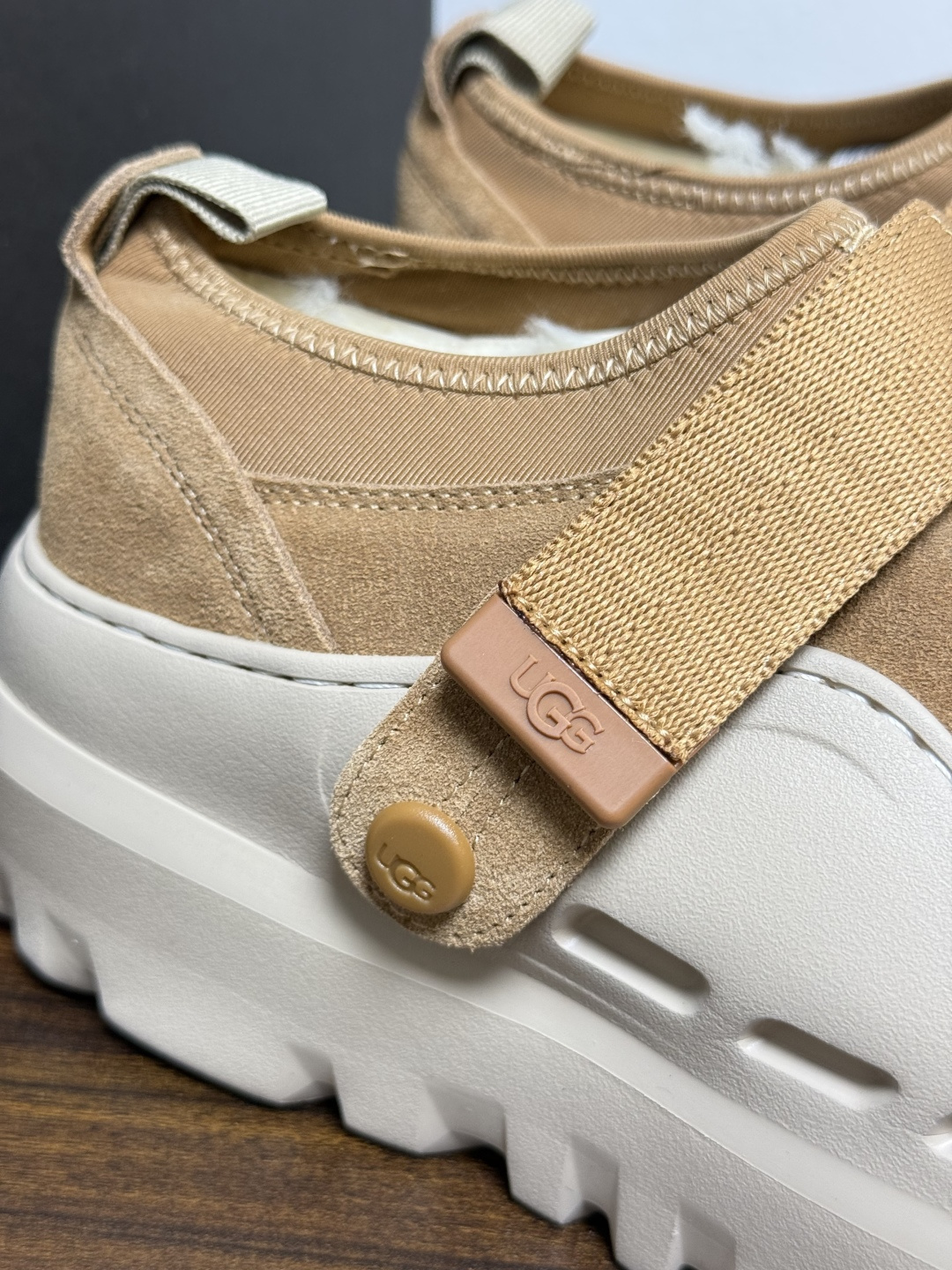 UGG Sienna 厚底粘扣一脚蹬​​，近两年比较火的" 勃肯风厚底鞋 "品类，翻毛皮/麂皮鞋面 + 宽魔术贴横带 +