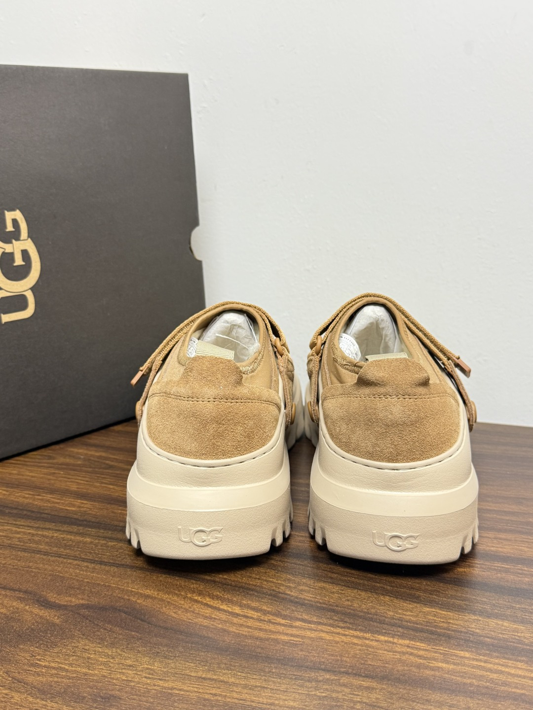 UGG Sienna 厚底粘扣一脚蹬​​，近两年比较火的" 勃肯风厚底鞋 "品类，翻毛皮/麂皮鞋面 + 宽魔术贴横带 +
