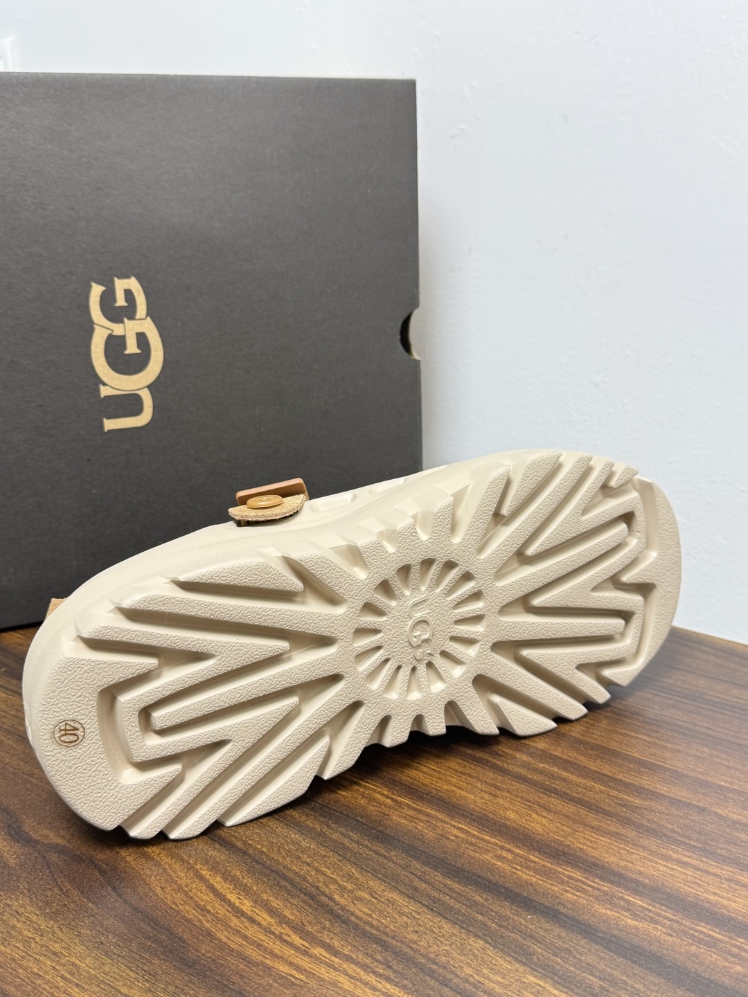UGG Sienna 厚底粘扣一脚蹬​​，近两年比较火的" 勃肯风厚底鞋 "品类，翻毛皮/麂皮鞋面 + 宽魔术贴横带 +