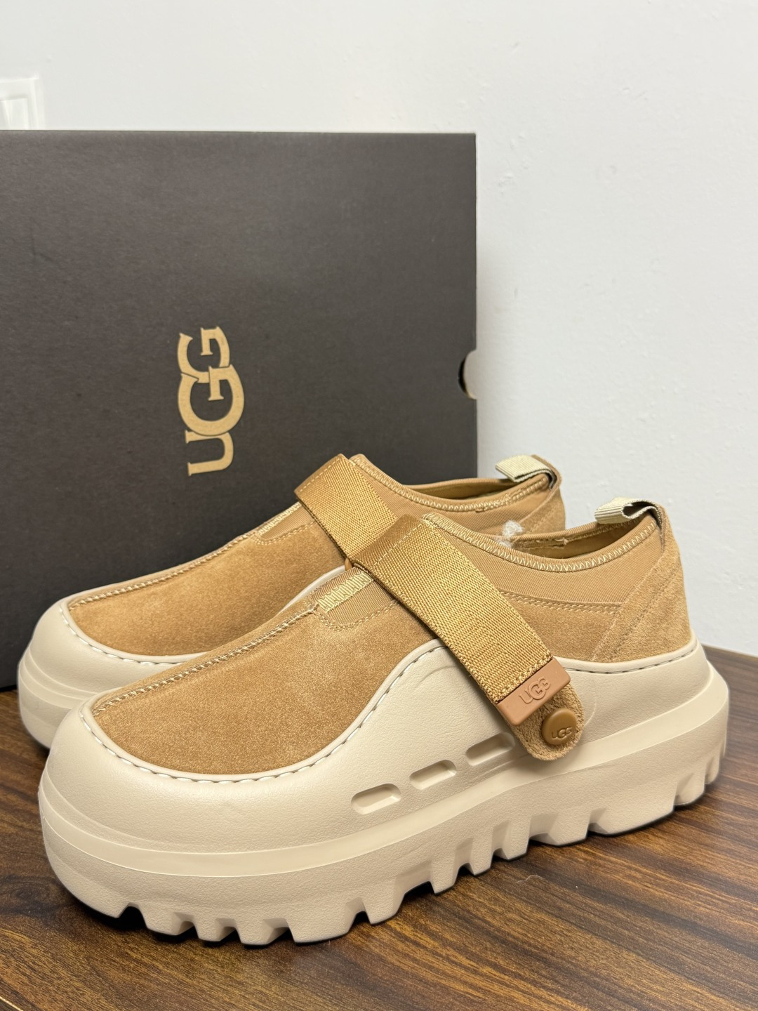 UGG Sienna 厚底粘扣一脚蹬​​，近两年比较火的" 勃肯风厚底鞋 "品类，翻毛皮/麂皮鞋面 + 宽魔术贴横带 +