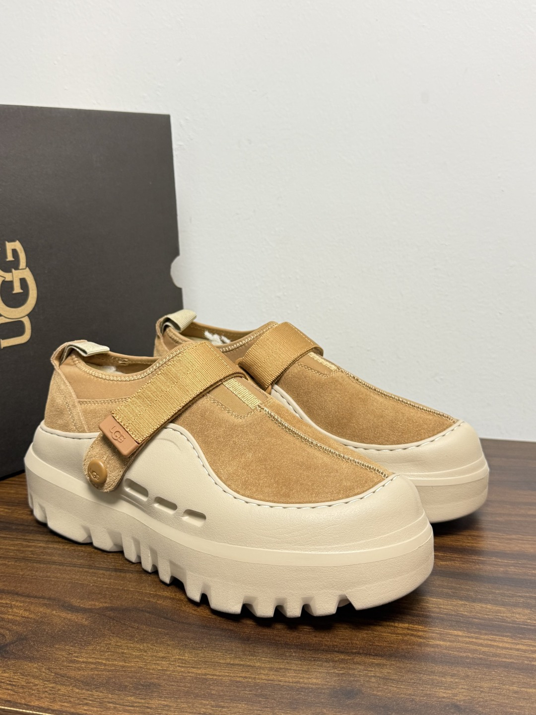 UGG Sienna 厚底粘扣一脚蹬​​，近两年比较火的" 勃肯风厚底鞋 "品类，翻毛皮/麂皮鞋面 + 宽魔术贴横带 +