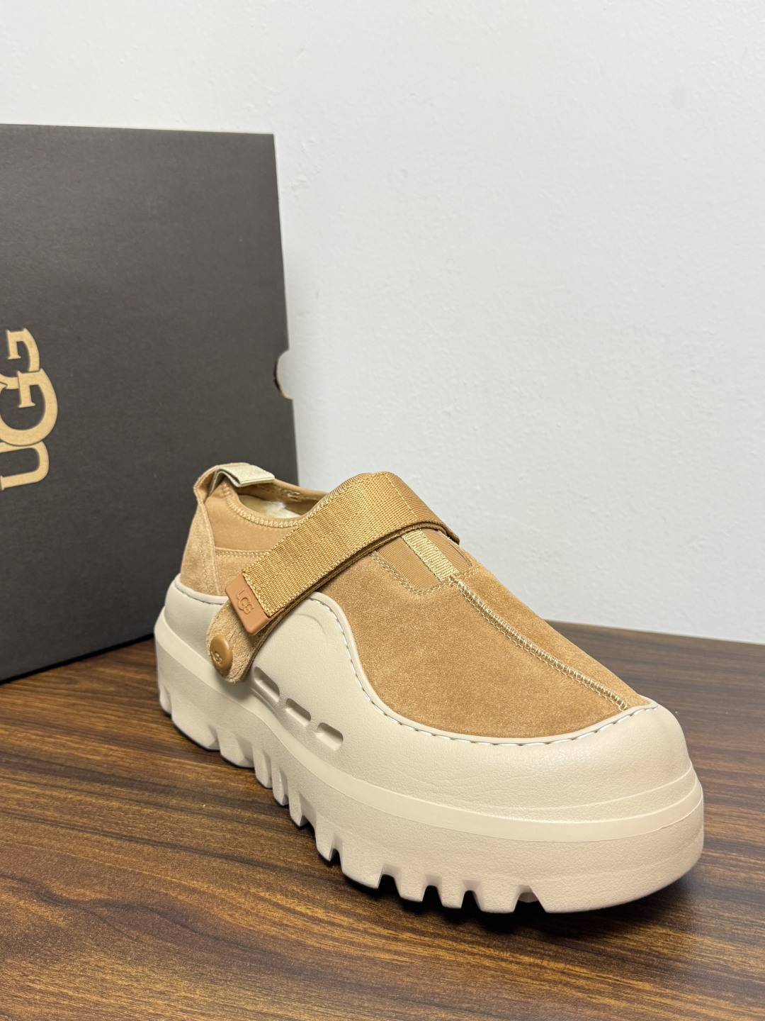 UGG Sienna 厚底粘扣一脚蹬​​，近两年比较火的" 勃肯风厚底鞋 "品类，翻毛皮/麂皮鞋面 + 宽魔术贴横带 +
