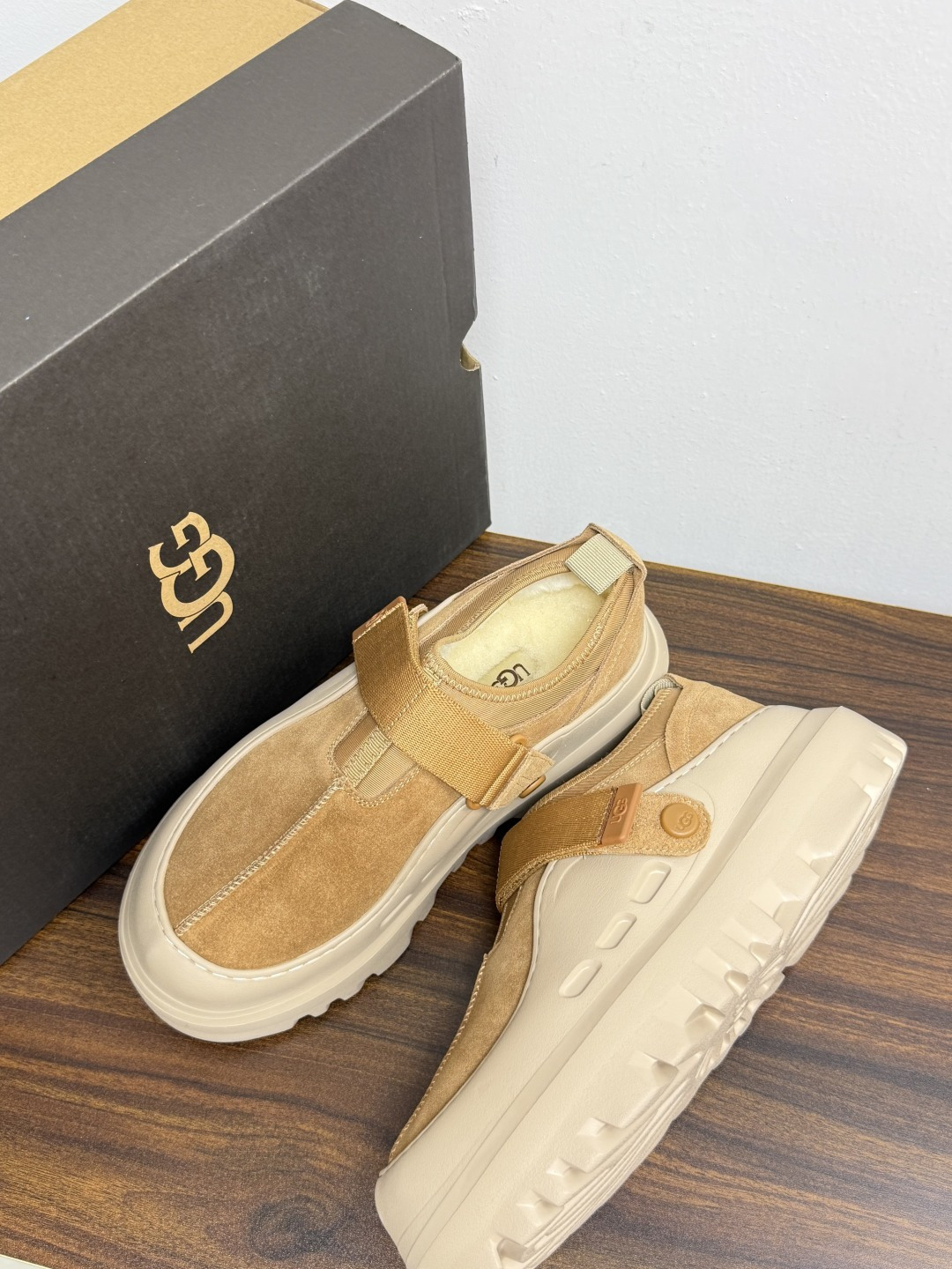 UGG Sienna 厚底粘扣一脚蹬​​，近两年比较火的" 勃肯风厚底鞋 "品类，翻毛皮/麂皮鞋面 + 宽魔术贴横带 +