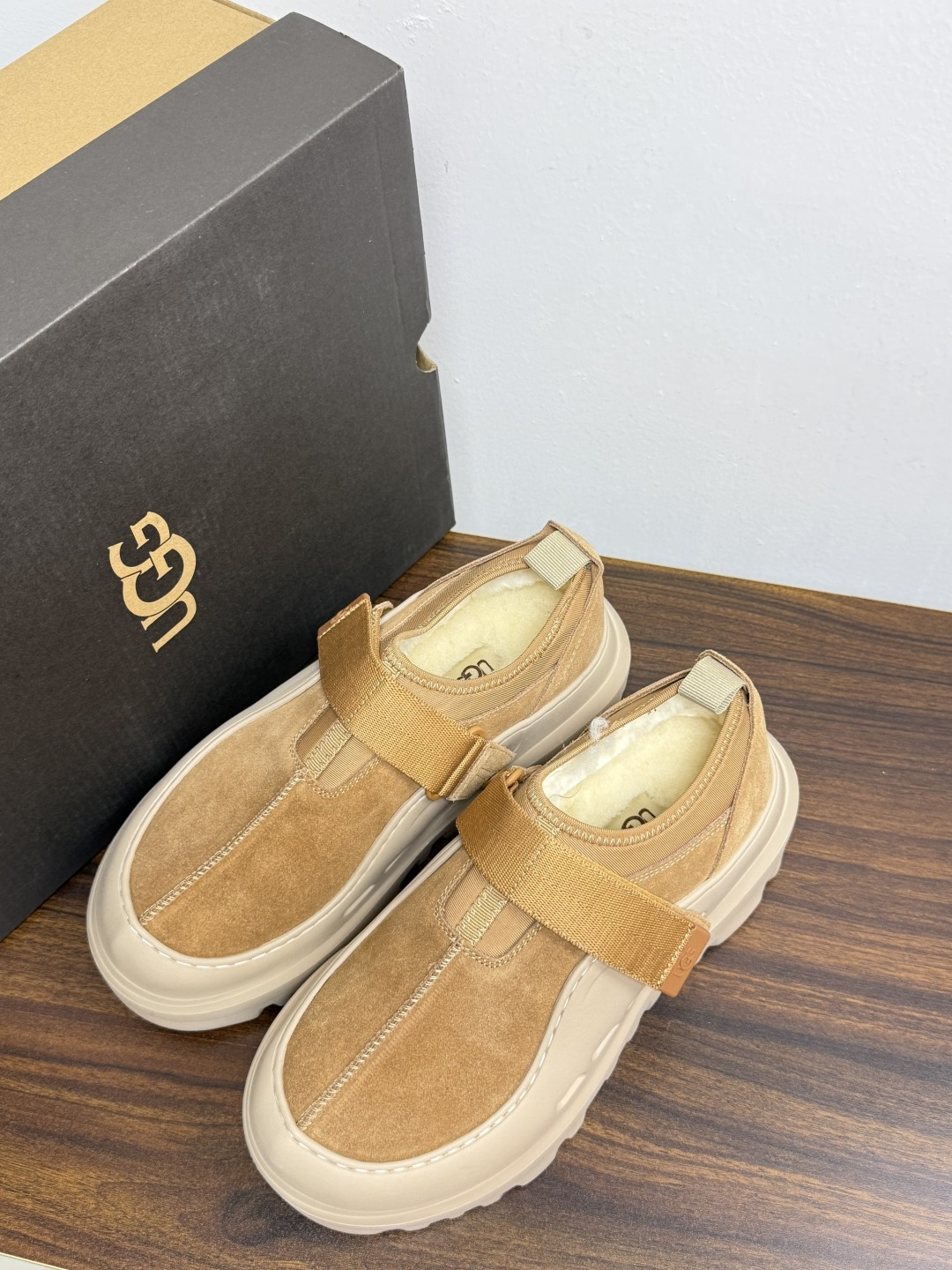 UGG Sienna 厚底粘扣一脚蹬​​，近两年比较火的" 勃肯风厚底鞋 "品类，翻毛皮/麂皮鞋面 + 宽魔术贴横带 +