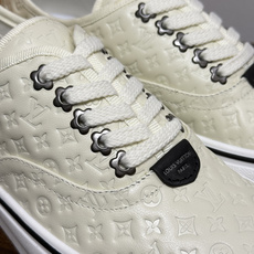LV Trainer 系列,LV 最经典的板鞋款,鞋面是 LV Monogram 老花 满版印花,侧面有手写体 LV Trainer 系列,LV 最经典的板鞋款,鞋面是 LV Monogram 老花 满版印花,侧面有手写体