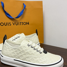 LV Trainer 系列,LV 最经典的板鞋款,鞋面是 LV Monogram 老花 满版印花,侧面有手写体 LV Trainer 系列,LV 最经典的板鞋款,鞋面是 LV Monogram 老花 满版印花,侧面有手写体