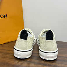 LV Trainer 系列,LV 最经典的板鞋款,鞋面是 LV Monogram 老花 满版印花,侧面有手写体 LV Trainer 系列,LV 最经典的板鞋款,鞋面是 LV Monogram 老花 满版印花,侧面有手写体