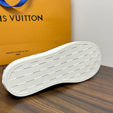 LV Trainer 系列,LV 最经典的板鞋款,鞋面是 LV Monogram 老花 满版印花,侧面有手写体 LV Trainer 系列,LV 最经典的板鞋款,鞋面是 LV Monogram 老花 满版印花,侧面有手写体