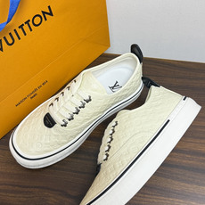 LV Trainer 系列,LV 最经典的板鞋款,鞋面是 LV Monogram 老花 满版印花,侧面有手写体 LV Trainer 系列,LV 最经典的板鞋款,鞋面是 LV Monogram 老花 满版印花,侧面有手写体