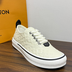 LV Trainer 系列,LV 最经典的板鞋款,鞋面是 LV Monogram 老花 满版印花,侧面有手写体 LV Trainer 系列,LV 最经典的板鞋款,鞋面是 LV Monogram 老花 满版印花,侧面有手写体