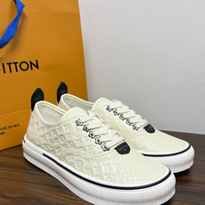 LV Trainer 系列,LV 最经典的板鞋款,鞋面是 LV Monogram 老花 满版印花,侧面有手写体 LV Trainer 系列,LV 最经典的板鞋款,鞋面是 LV Monogram 老花 满版印花,侧面有手写体