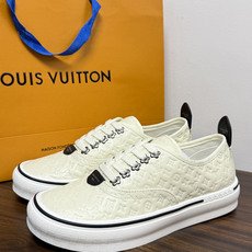 LV Trainer 系列,LV 最经典的板鞋款,鞋面是 LV Monogram 老花 满版印花,侧面有手写体 LV Trainer 系列,LV 最经典的板鞋款,鞋面是 LV Monogram 老花 满版印花,侧面有手写体