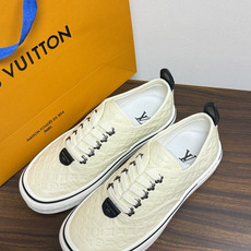 LV Trainer 系列,LV 最经典的板鞋款,鞋面是 LV Monogram 老花 满版印花,侧面有手写体 LV Trainer 系列,LV 最经典的板鞋款,鞋面是 LV Monogram 老花 满版印花,侧面有手写体