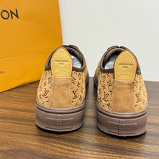 LV Trainer 系列,LV 最经典的板鞋款,鞋面是 LV Monogram 老花 满版印花,侧面有手写体 LV Trainer 系列,LV 最经典的板鞋款,鞋面是 LV Monogram 老花 满版印花,侧面有手写体