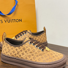 LV Trainer 系列,LV 最经典的板鞋款,鞋面是 LV Monogram 老花 满版印花,侧面有手写体 LV Trainer 系列,LV 最经典的板鞋款,鞋面是 LV Monogram 老花 满版印花,侧面有手写体