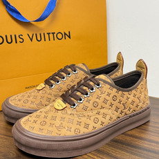 LV Trainer 系列,LV 最经典的板鞋款,鞋面是 LV Monogram 老花 满版印花,侧面有手写体 LV Trainer 系列,LV 最经典的板鞋款,鞋面是 LV Monogram 老花 满版印花,侧面有手写体