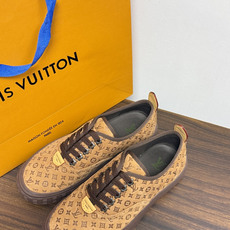 LV Trainer 系列,LV 最经典的板鞋款,鞋面是 LV Monogram 老花 满版印花,侧面有手写体 LV Trainer 系列,LV 最经典的板鞋款,鞋面是 LV Monogram 老花 满版印花,侧面有手写体