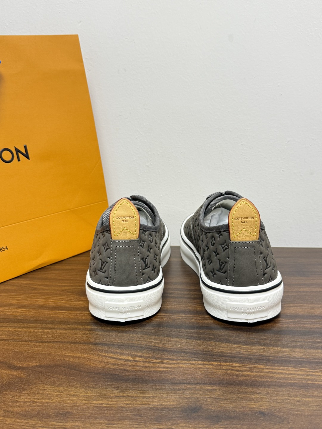 LV Trainer 系列,LV 最经典的板鞋款,鞋面是 LV Monogram 老花 满版印花,侧面有手写体 LV Trainer 系列,LV 最经典的板鞋款,鞋面是 LV Monogram 老花 满版印花,侧面有手写体