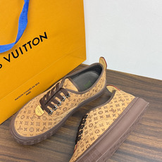 LV Trainer 系列,LV 最经典的板鞋款,鞋面是 LV Monogram 老花 满版印花,侧面有手写体 LV Trainer 系列,LV 最经典的板鞋款,鞋面是 LV Monogram 老花 满版印花,侧面有手写体