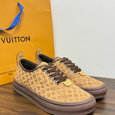 LV Trainer 系列,LV 最经典的板鞋款,鞋面是 LV Monogram 老花 满版印花,侧面有手写体 LV Trainer 系列,LV 最经典的板鞋款,鞋面是 LV Monogram 老花 满版印花,侧面有手写体