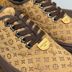LV Trainer 系列,LV 最经典的板鞋款,鞋面是 LV Monogram 老花 满版印花,侧面有手写体 LV Trainer 系列,LV 最经典的板鞋款,鞋面是 LV Monogram 老花 满版印花,侧面有手写体