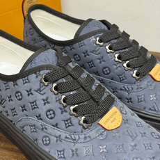 LV Trainer 系列,LV 最经典的板鞋款,鞋面是 LV Monogram 老花 满版印花,侧面有手写体 LV Trainer 系列,LV 最经典的板鞋款,鞋面是 LV Monogram 老花 满版印花,侧面有手写体