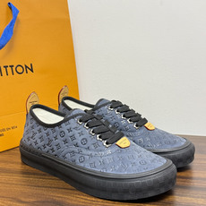 LV Trainer 系列,LV 最经典的板鞋款,鞋面是 LV Monogram 老花 满版印花,侧面有手写体 LV Trainer 系列,LV 最经典的板鞋款,鞋面是 LV Monogram 老花 满版印花,侧面有手写体