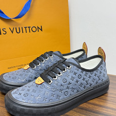 LV Trainer 系列,LV 最经典的板鞋款,鞋面是 LV Monogram 老花 满版印花,侧面有手写体 LV Trainer 系列,LV 最经典的板鞋款,鞋面是 LV Monogram 老花 满版印花,侧面有手写体